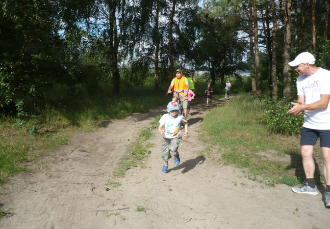 dziecko biegnie w lesie