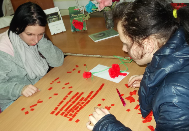 dziewczyny rozwiązują zadanie na syoliku