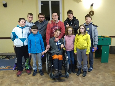 grupa dzieci i młodzieży pozuje do zdjęcia