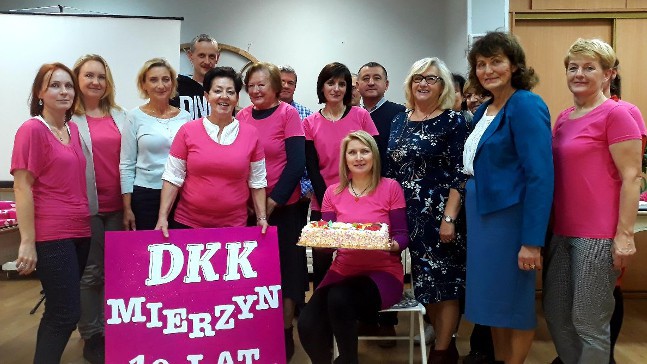 kobieta z tortem i wiele kobietr za nią