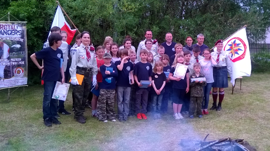 grupa harcerzy i ognisko