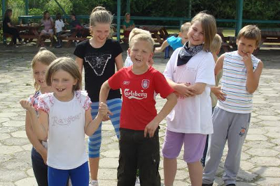 usmiechnięte dzieci na dworze