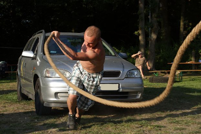 pan ciągnie auto