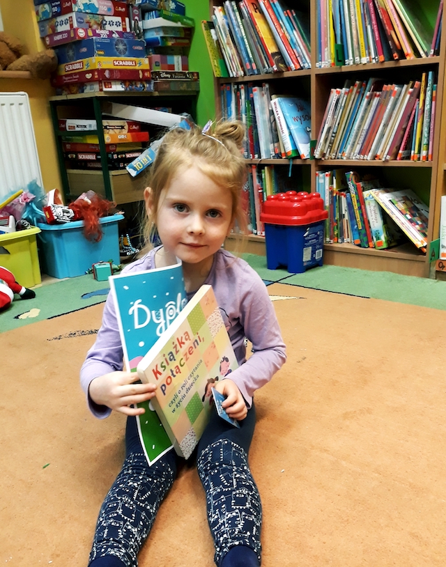 dziewczynka w bibliotece z książkami