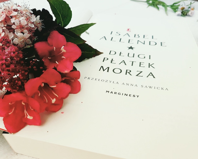 pierwsza strona ksiązki i kwiaty