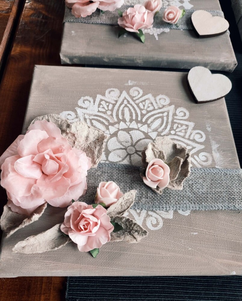 Fotografia przedstawia obrazek przestrzenny, na którym jest kompozycja z kwiatów.