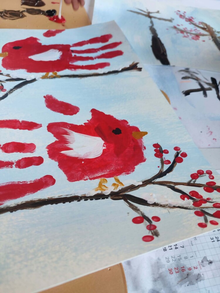 Fotografia przedstawia pracę plastyczną, na której widać czerwonego ptaka.