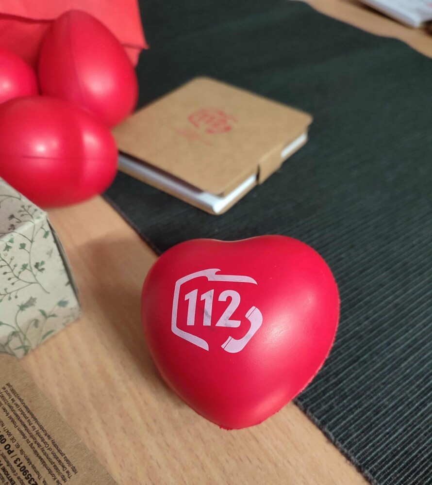 Fotografia przedstawia czerwone serduszko z numerem 112.