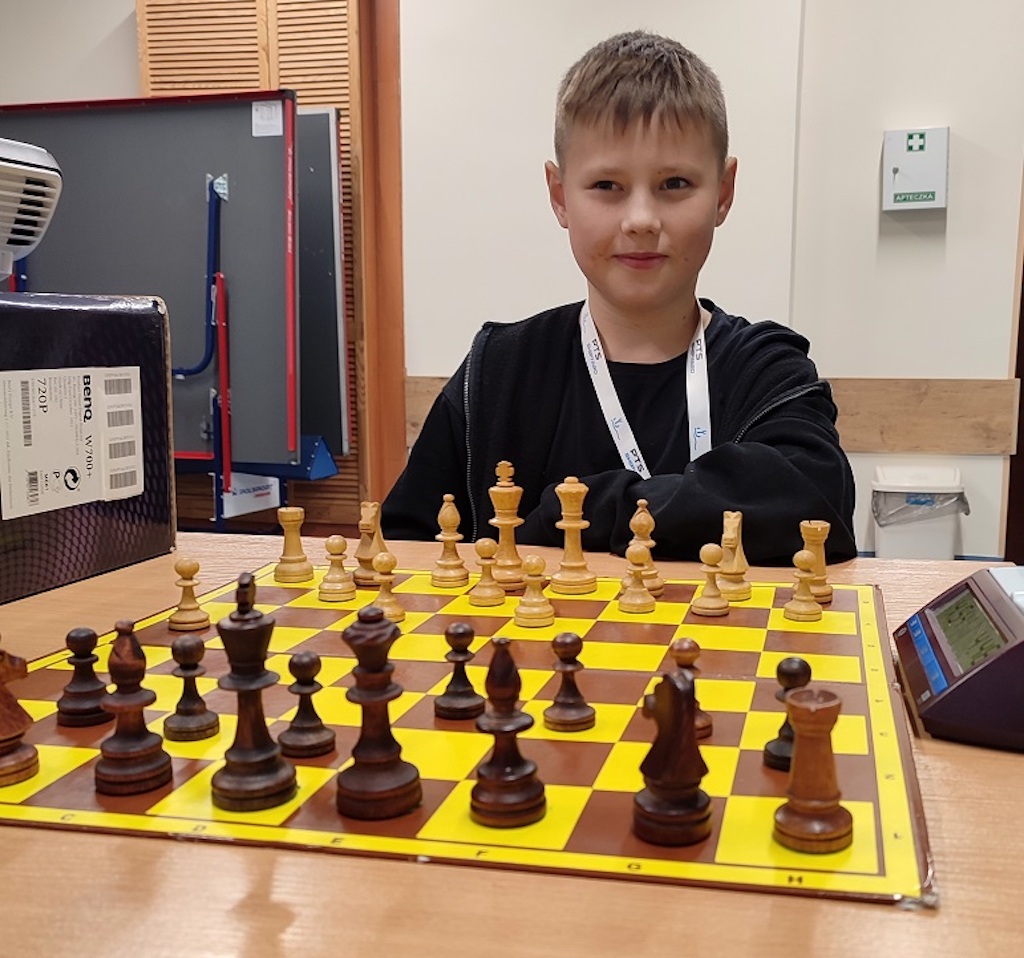 chłopiec z szachami
