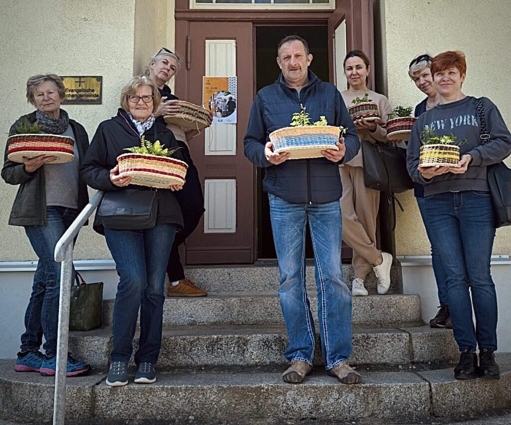 Uczestnicy pierwszych warsztatów w ramach festiwalu DOBRA SZTUKA! z koszami z wikliny