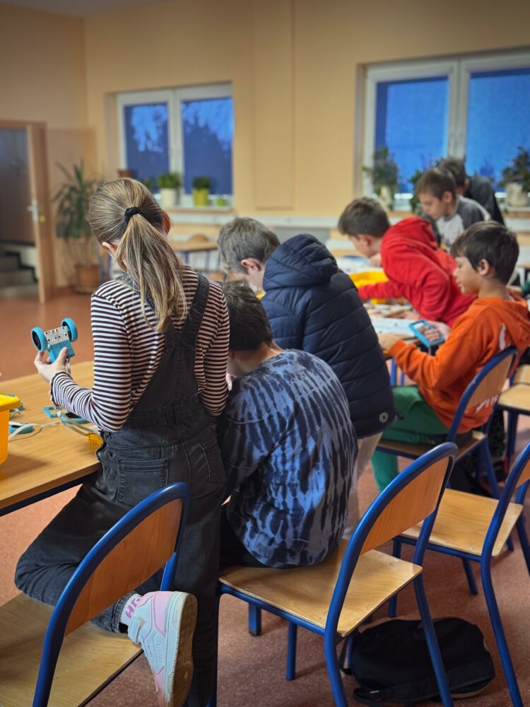 uczestnicy zajęć z robotyki