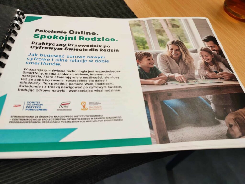 Fotografia przedstawia broszurę - Praktyczny Przewodnik po Cyfrowym Świecie dla Rodzin.