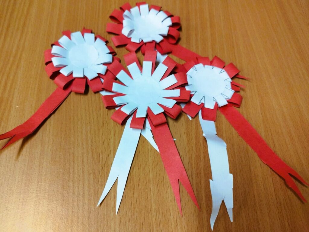 Papierowe 4 kotyliony zrobione przez dzieci.